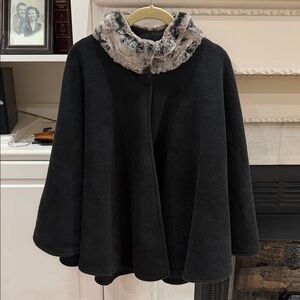 East 5th Black Faux Fur Collar Cape Coat Poncho Vintage Old Money OS
